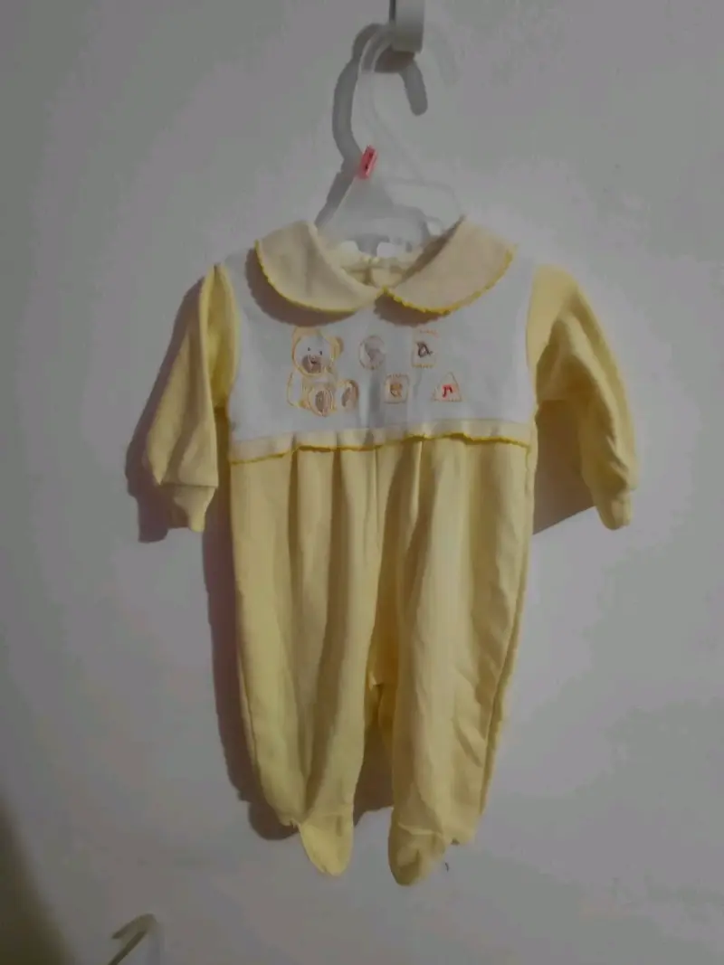 Enterito de bebé amarillo con bordado
