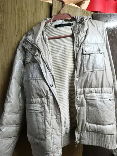 Chaqueta Calvin Klein plateada con capucha - miniatura 1