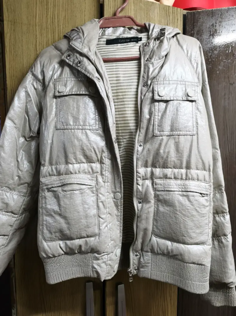 Chaqueta Calvin Klein plateada con capucha - 2