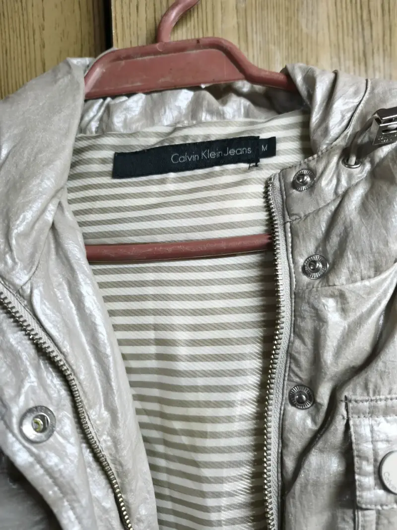 Chaqueta Calvin Klein plateada con capucha - 3