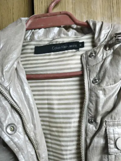 Chaqueta Calvin Klein plateada con capucha - miniatura 3