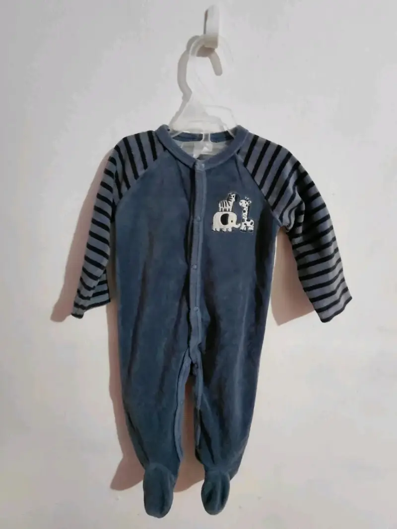 Pijama enterito de bebé azul con rayas