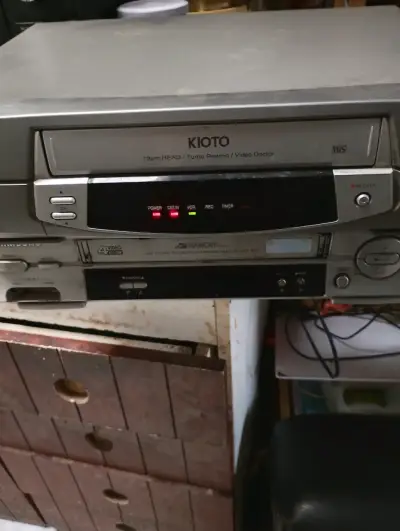 Reproductor VHS Kioto con rebobinado turbo - miniatura 2