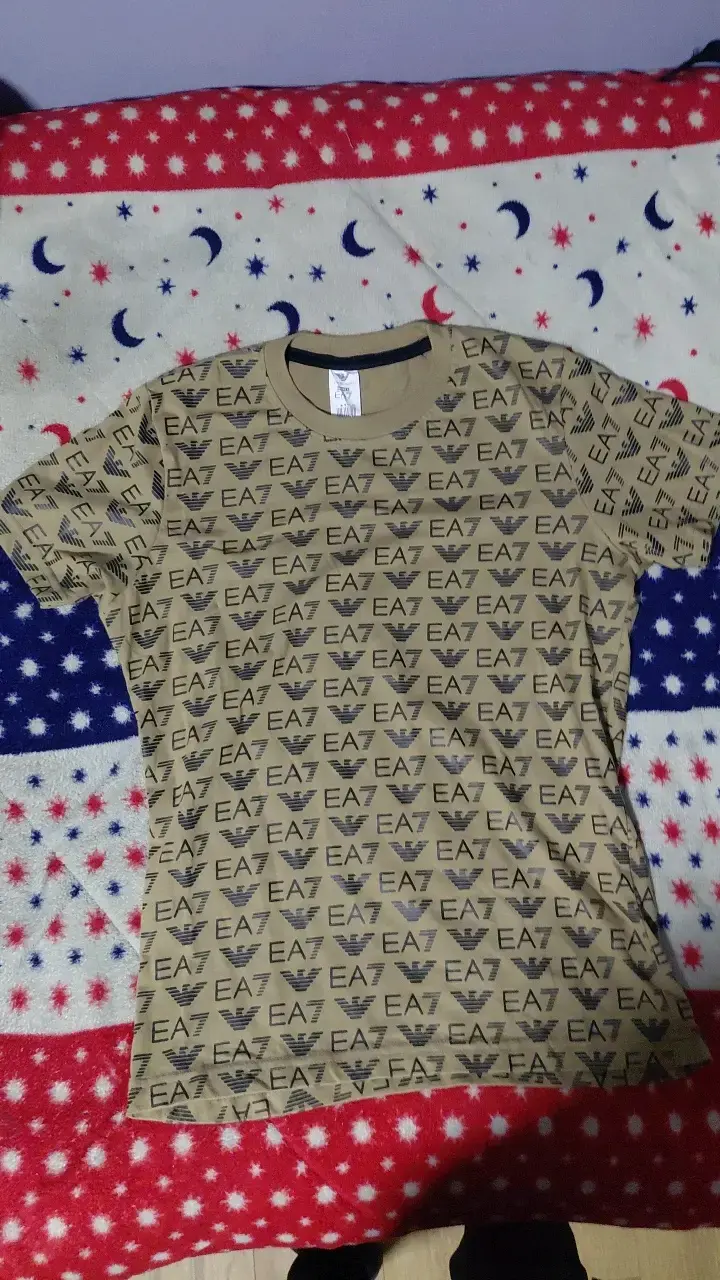Polera EA7 beige con estampado repetido - 1