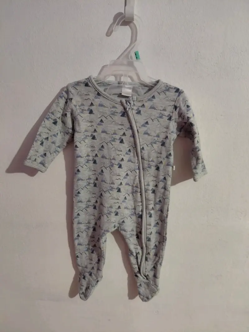 Enterito de bebé gris con estampado de montañas