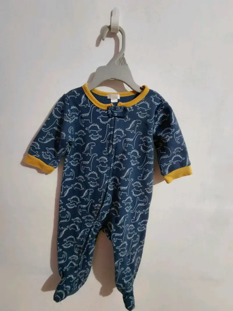 Enterito de bebé azul con dinosaurios