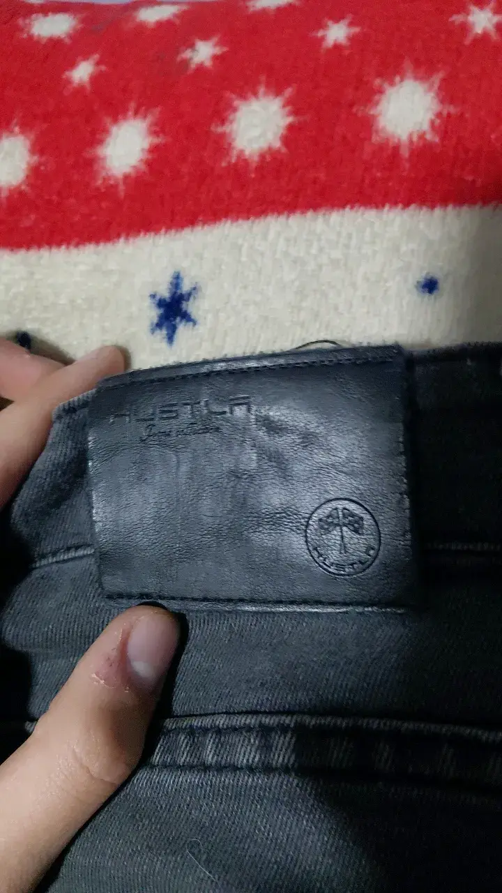 Jeans grises rotos estilo casual - 3