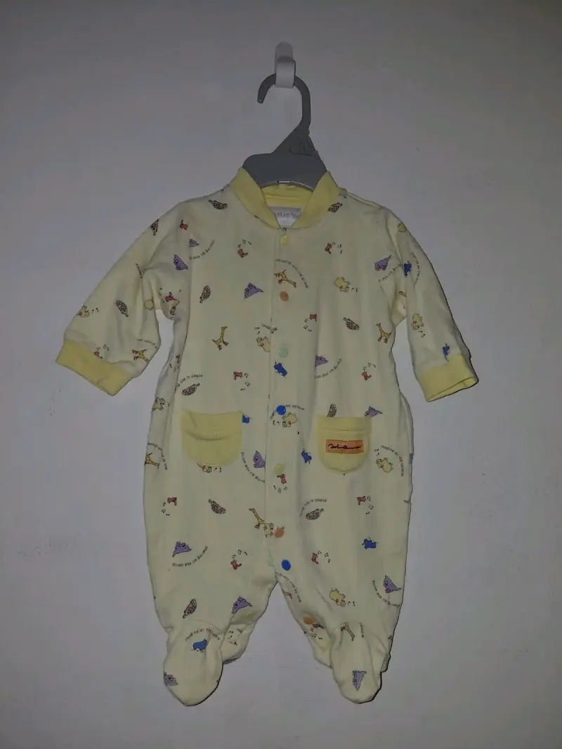 Pijama enterito bebé amarillo con estampado