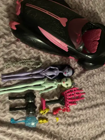 Lote  Monster High con accesorios y coche - miniatura 1