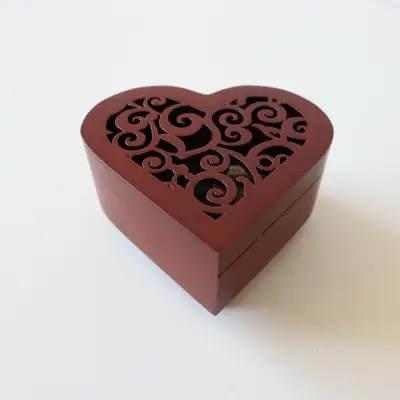 Caja de musica en forma de corazón. - miniatura 1