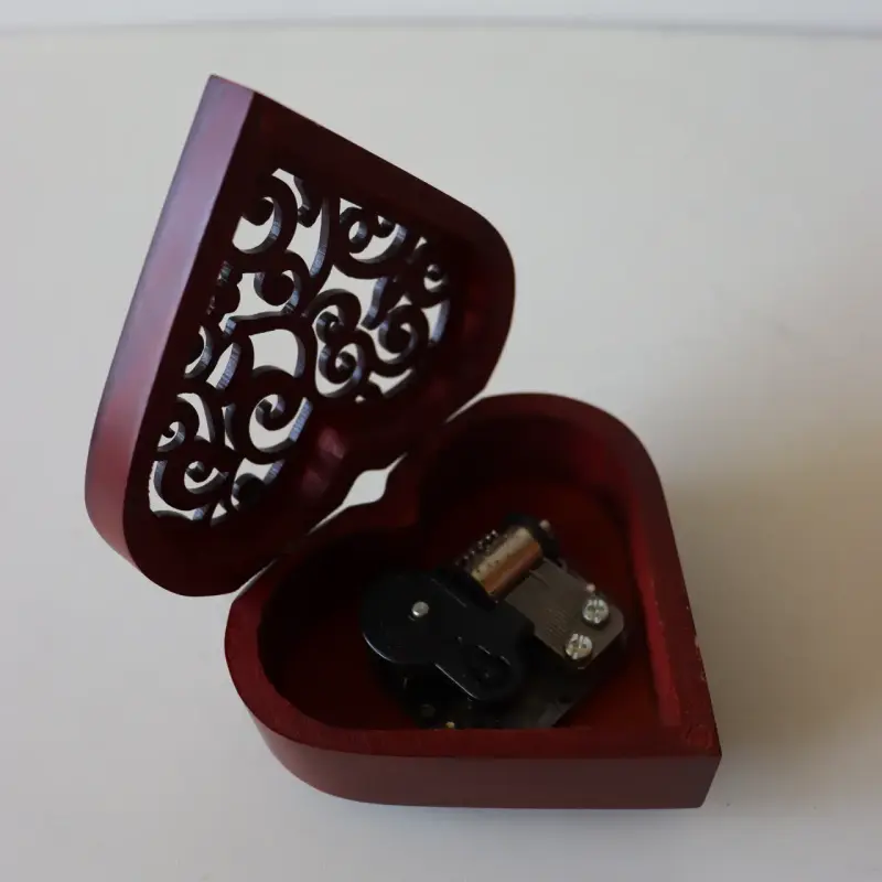 Caja de musica en forma de corazón. - 2