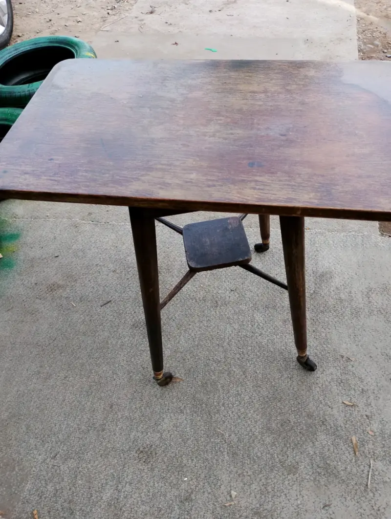 Mesa de madera vintage con ruedas