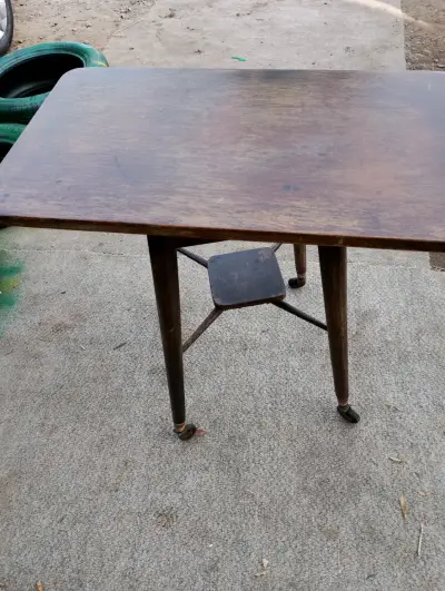Mesa de madera vintage con ruedas - miniatura 2