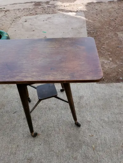Mesa de madera vintage con ruedas - miniatura 3