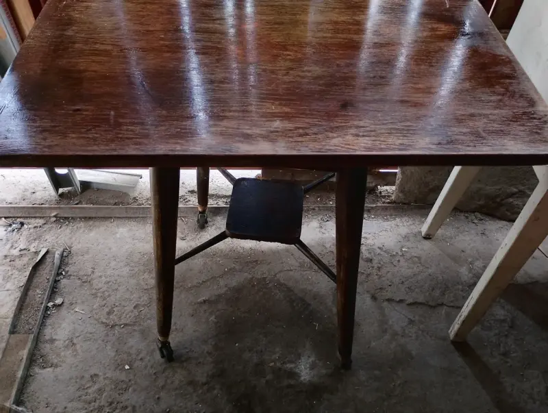 Mesa de madera vintage con ruedas - 6