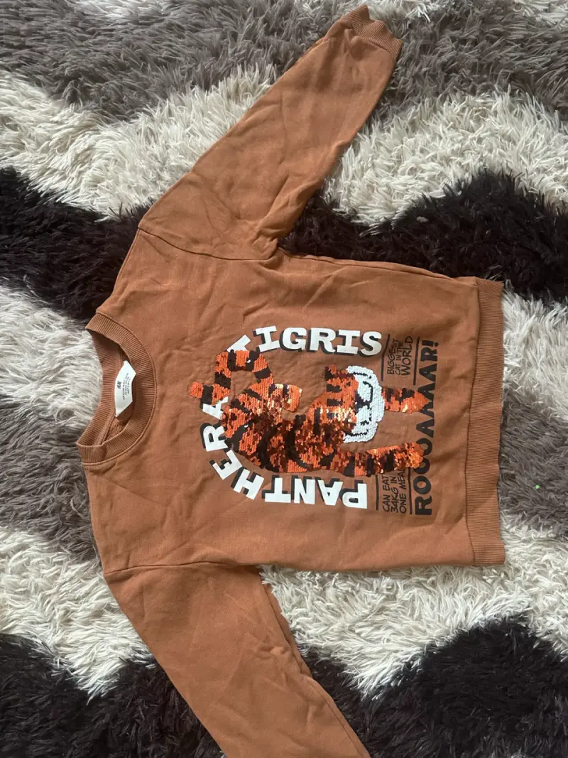 Polerón infantil marrón con diseño de tigre
