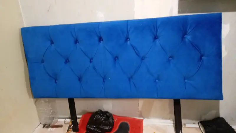 Cabecera de cama azul capitoné