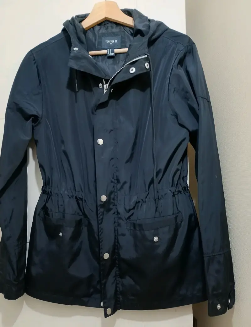 Parka negra Forever 21 con capucha - 1