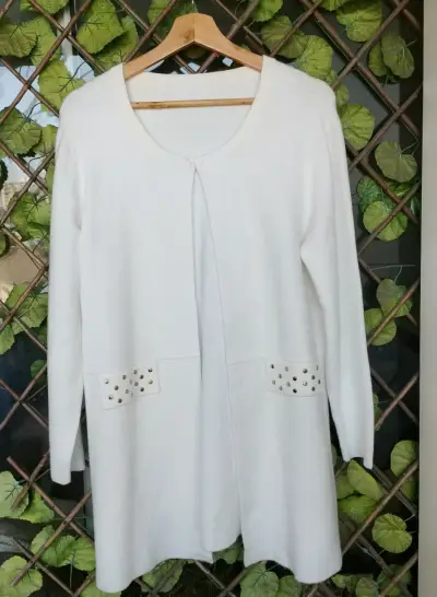 Cardigan blanco con detalles metálicos - miniatura 1