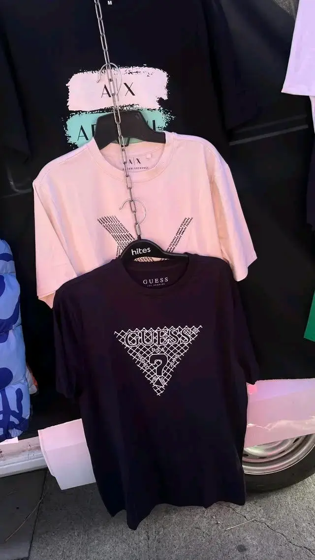 Polera Guess negra con logo estampado - 2