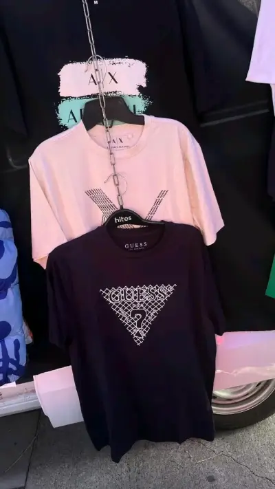 Polera Guess negra con logo estampado - miniatura 2