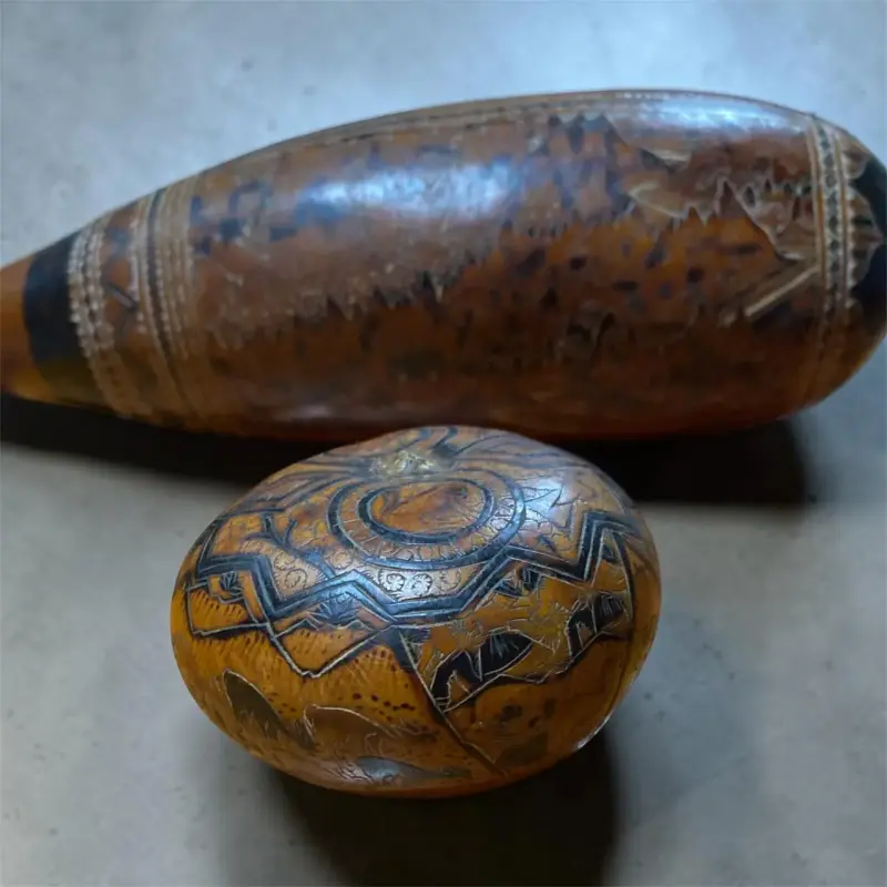 Instrumentos musicales de percusión tallados a mano