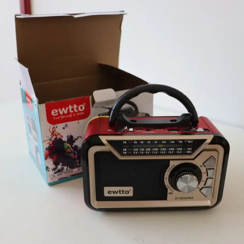Radio portátil Ewtto con panel solar - 2