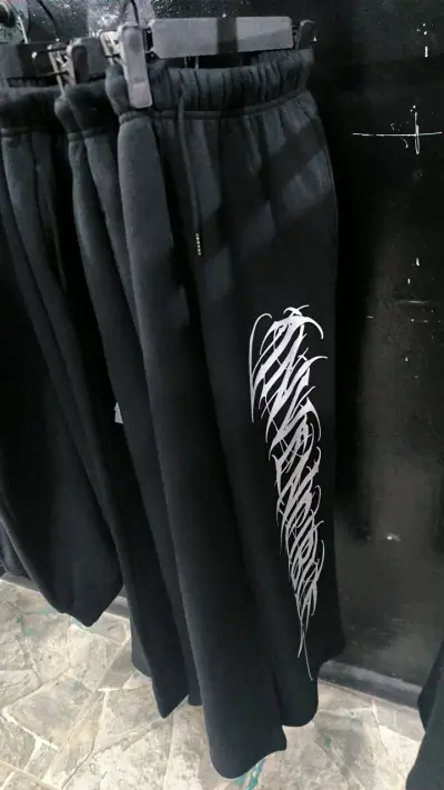 Pantalones deportivos Invencible negros S - miniatura 2