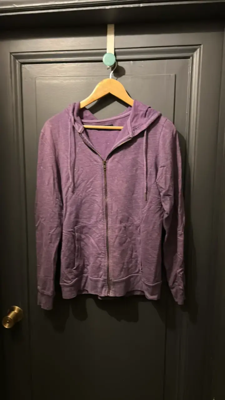 Polerón morado con capucha y cierre - 1