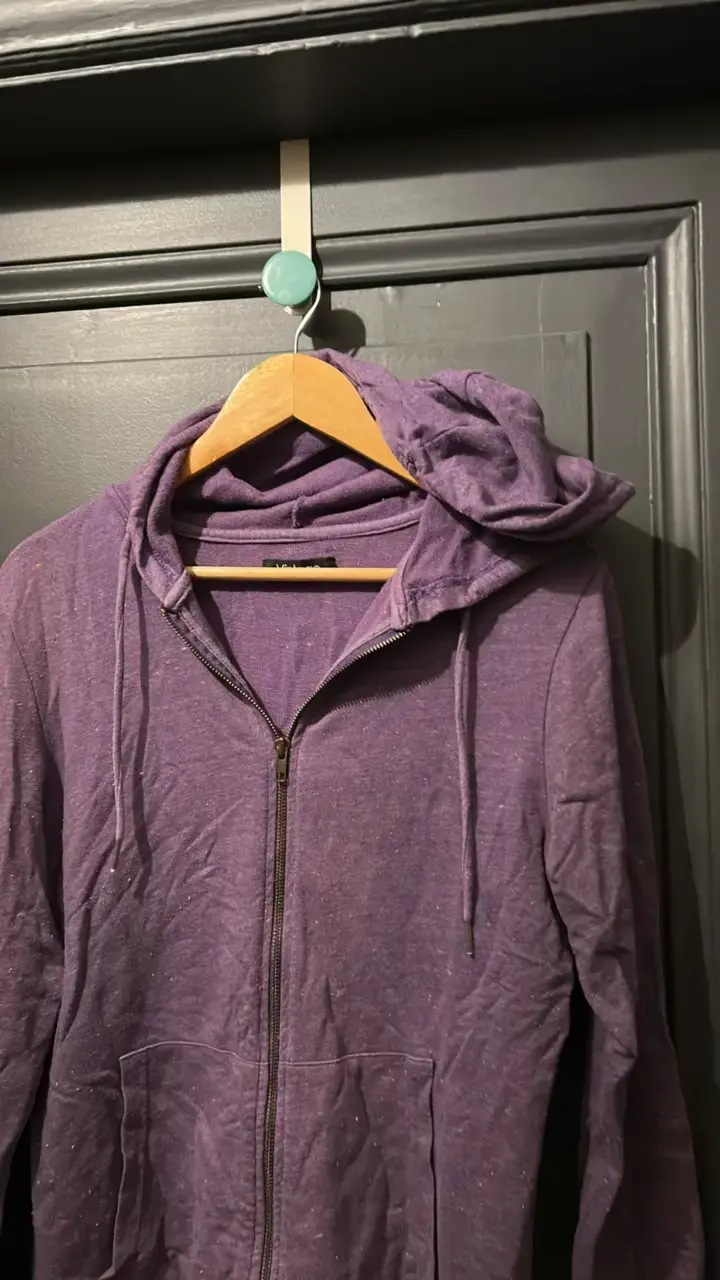 Polerón morado con capucha y cierre - 2