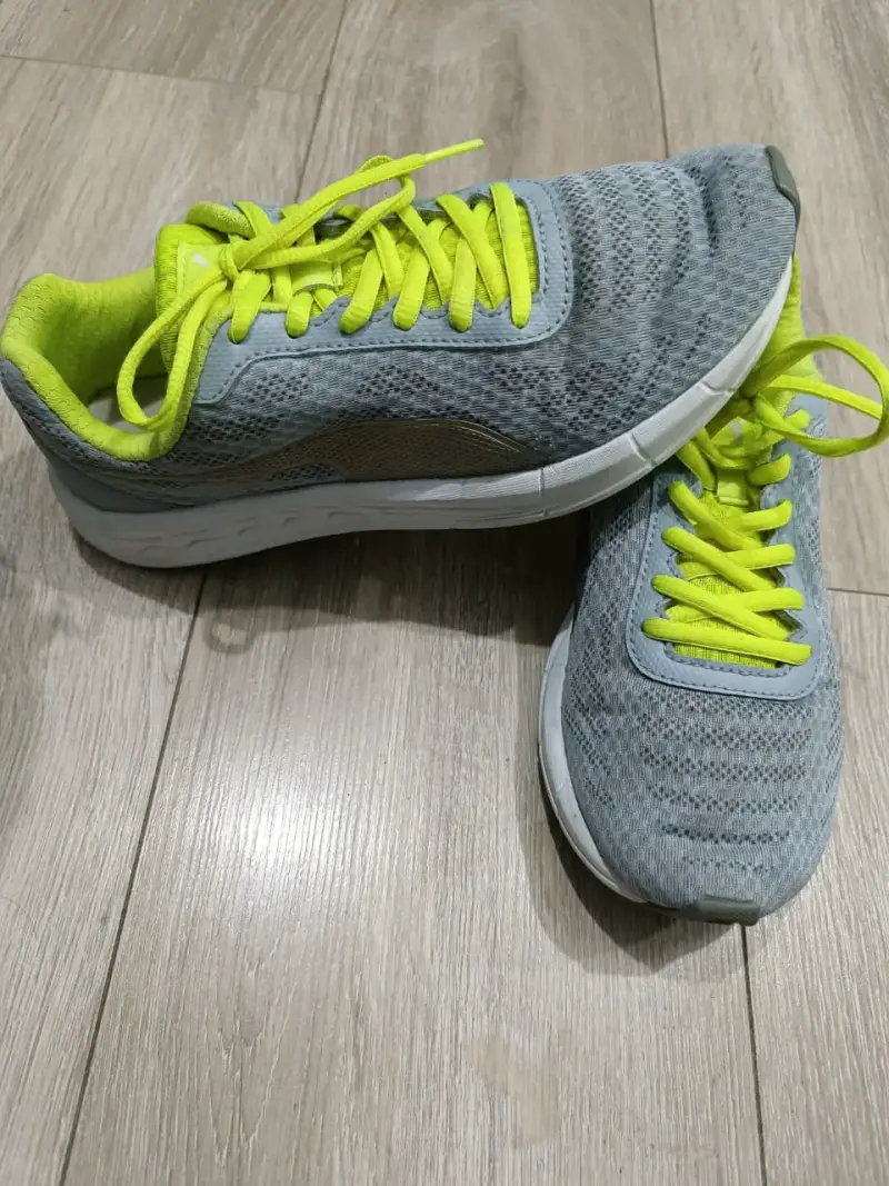 Zapatillas deportivas grises con cordones amarillos - 1