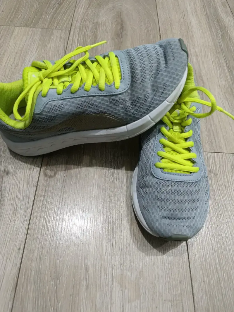 Zapatillas deportivas grises con cordones amarillos - 2