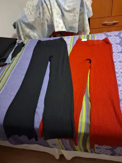 Pantalones de punto negro y rojo para mujer - miniatura 1