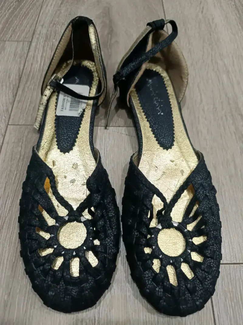 Zapatillas deportivas grises con cordones amarillos - 6