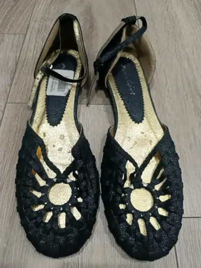 Sandalias negras de cuero con diseño calado - miniatura 1