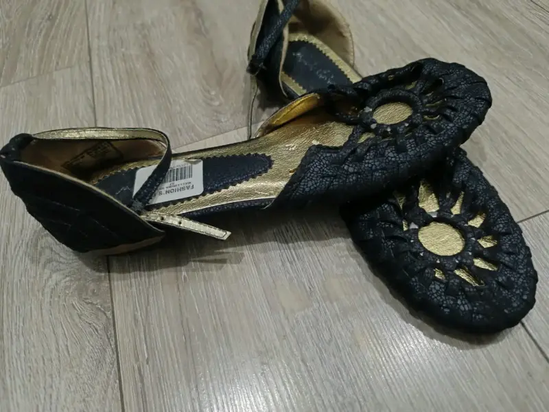 Sandalias negras de cuero con diseño calado - 2