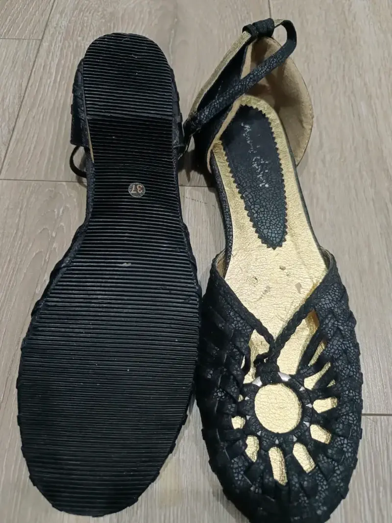 Sandalias negras de cuero con diseño calado - 3