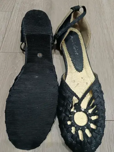 Sandalias negras de cuero con diseño calado - miniatura 3