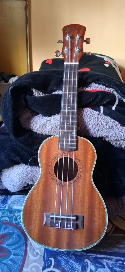 Ukulele de madera Kauai con diseño grabado - miniatura 1