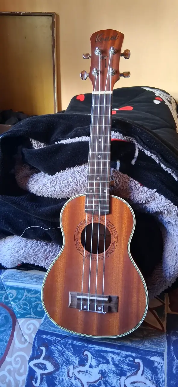 Ukulele de madera Kauai con diseño grabado - 2