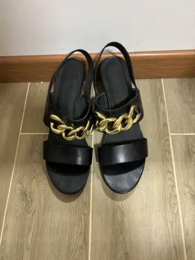 Sandalias negras con cadena dorada - miniatura 1