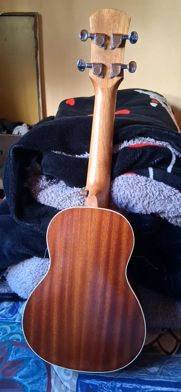 Ukulele de madera Kauai con diseño grabado - 4