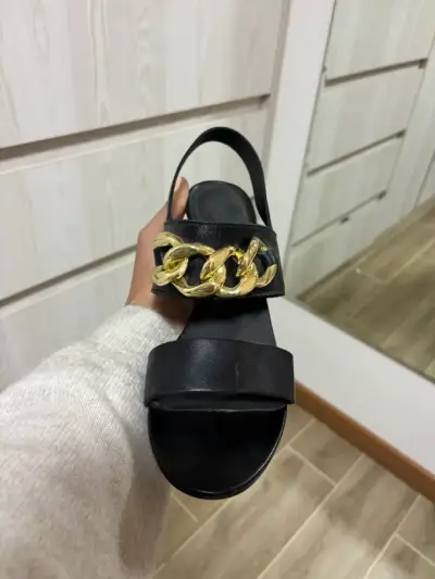 Sandalias negras con cadena dorada - miniatura 2