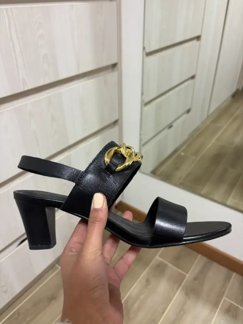 Sandalias negras con cadena dorada - 3