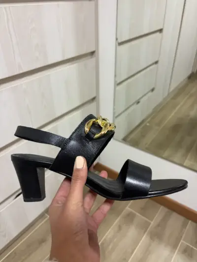 Sandalias negras con cadena dorada - miniatura 3