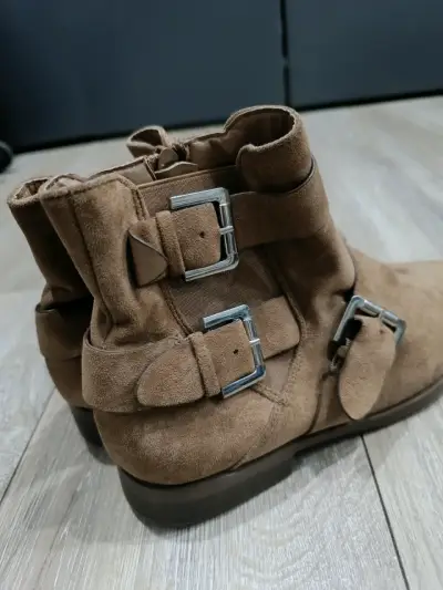 Botines de gamuza marrón con hebillas - miniatura 1