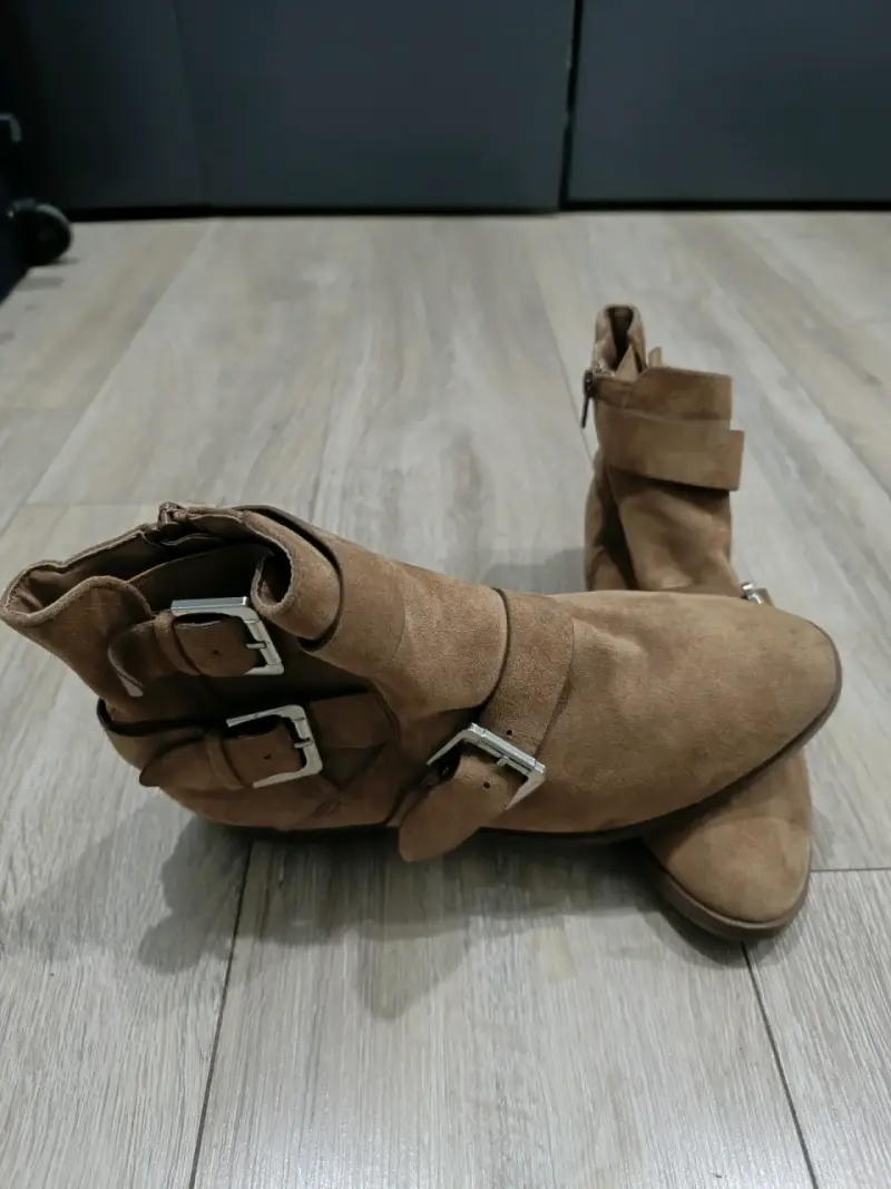 Botines de gamuza marrón con hebillas - 3