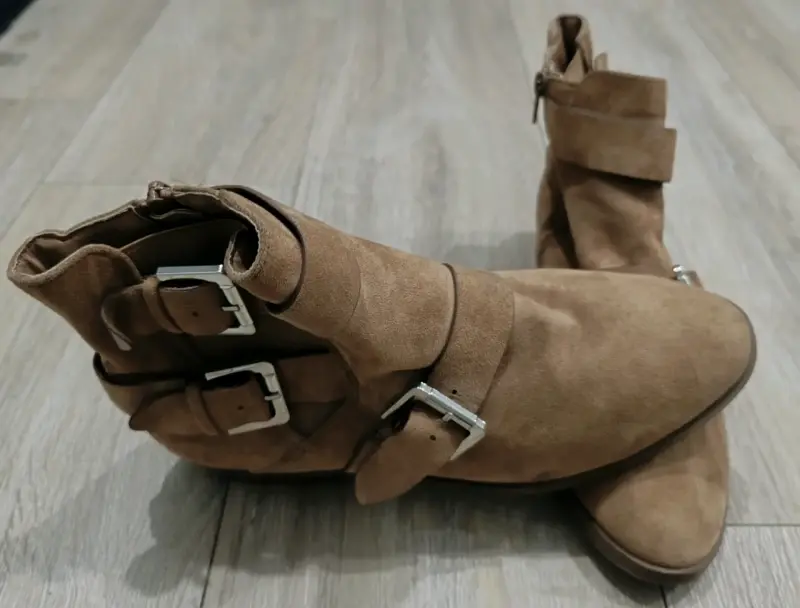 Botines de gamuza marrón con hebillas - 5