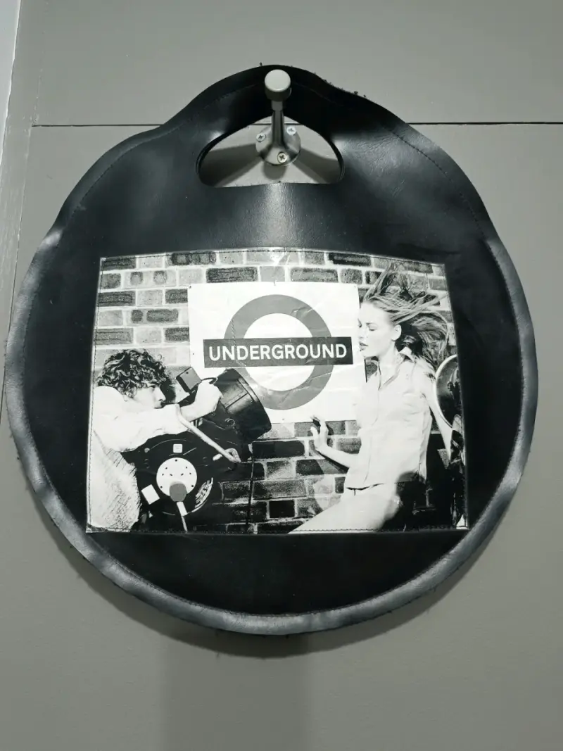 Bolso negro con diseño Underground - 1