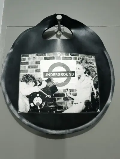 Bolso negro con diseño Underground - miniatura 1